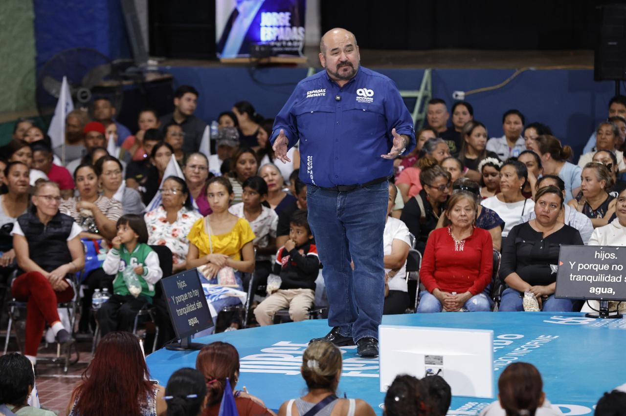 Más de 800 vecinos del Distrito V acompañan a Jorge Espadas en su informe