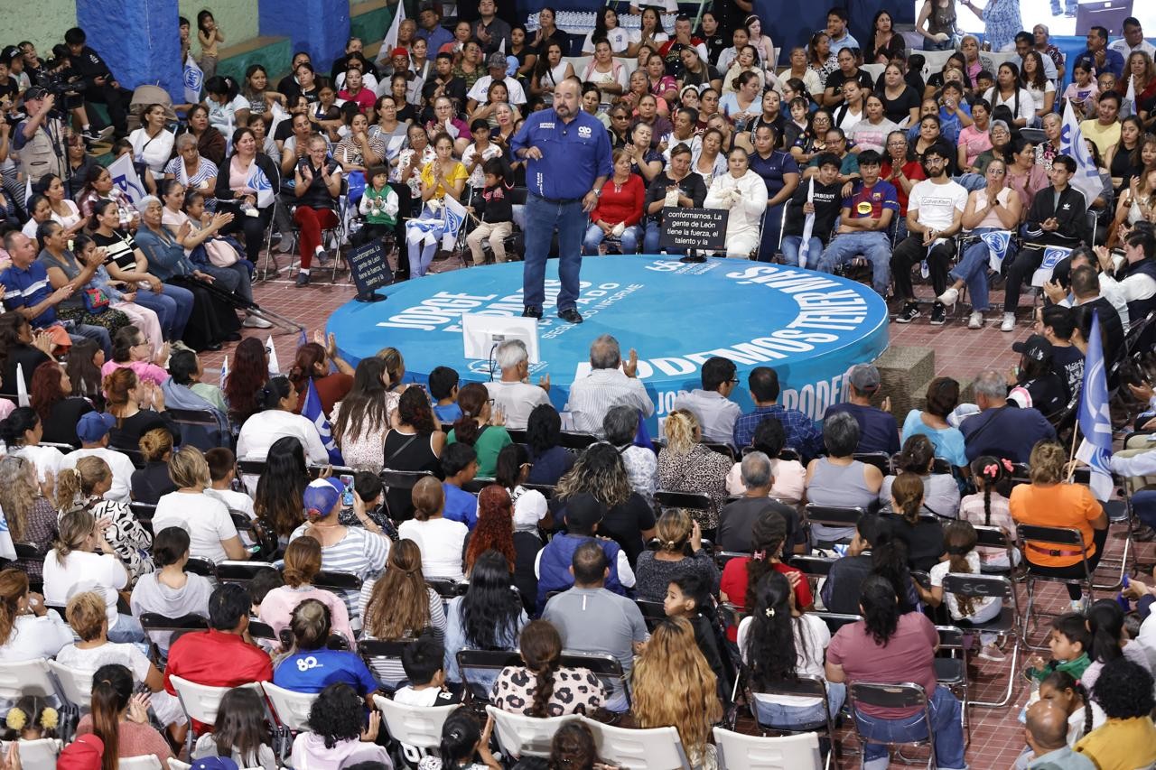 Más de 800 vecinos del Distrito V acompañan a Jorge Espadas en su informe