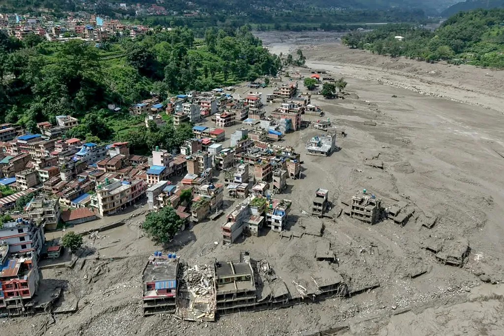 Deslave desata tragedia en Nepal, deja 353 muertos y mil 300 desaparecidos