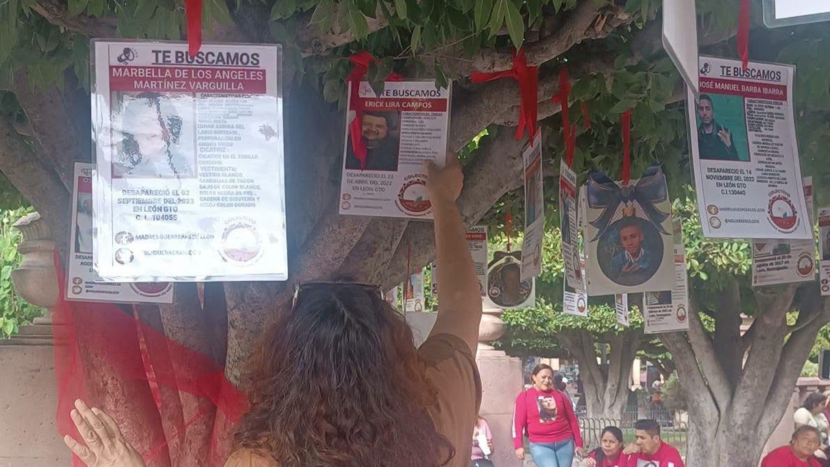 Madres Guerreras colocan fichas de desaparecidos en León