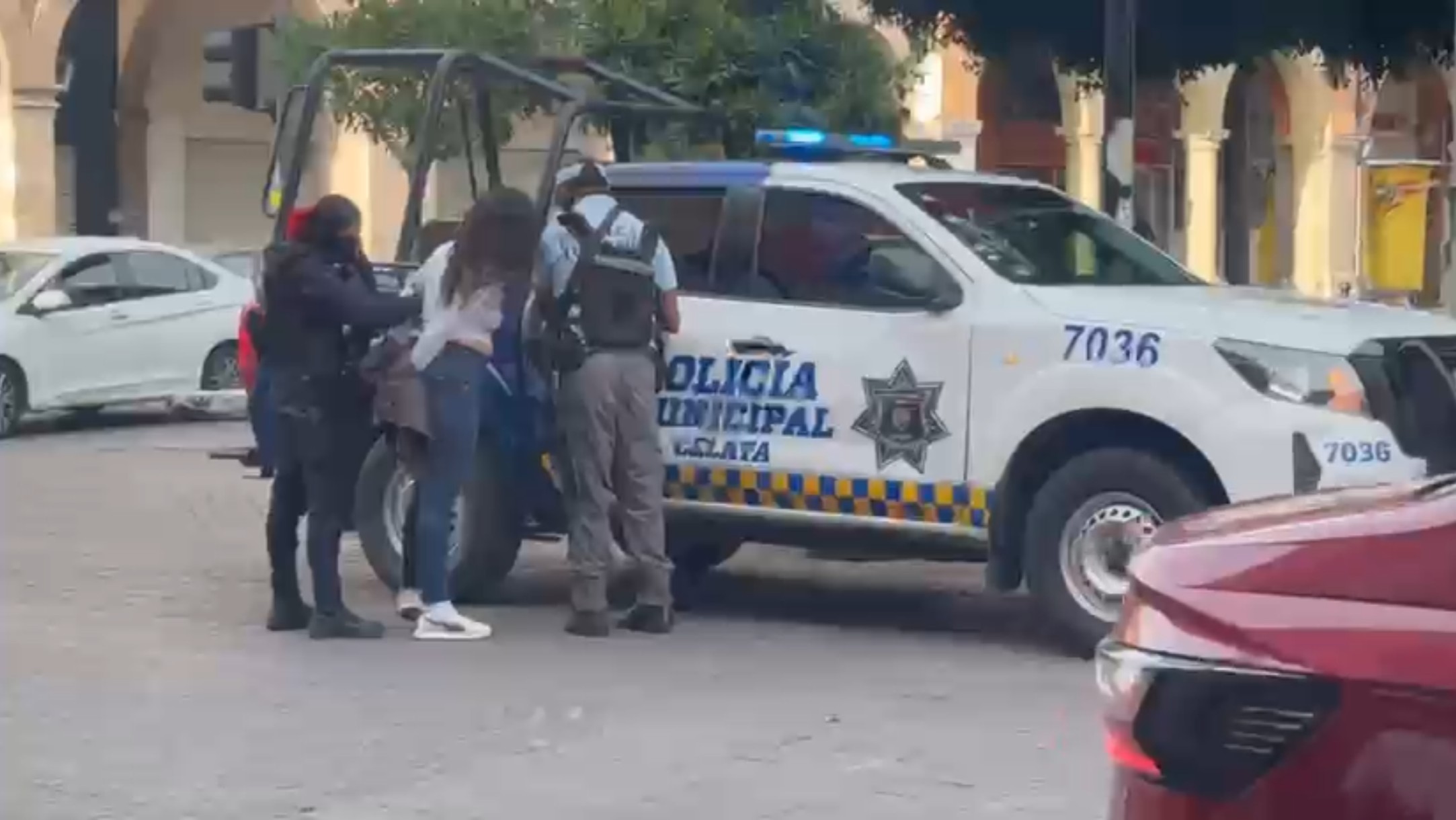 Retiran a mujer tras protagonizar incidente en Presidencia de Celaya