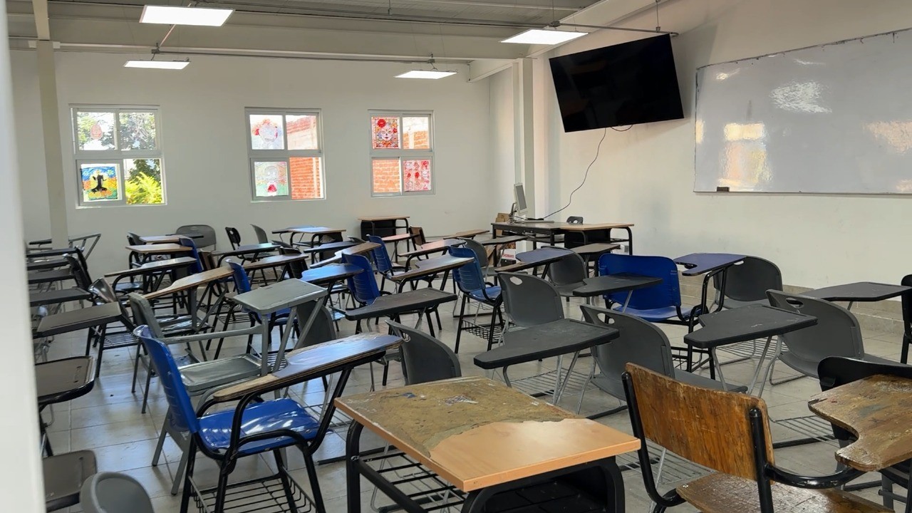 Suspenden clases en escuela tras hallazgo de un hombre sin vida