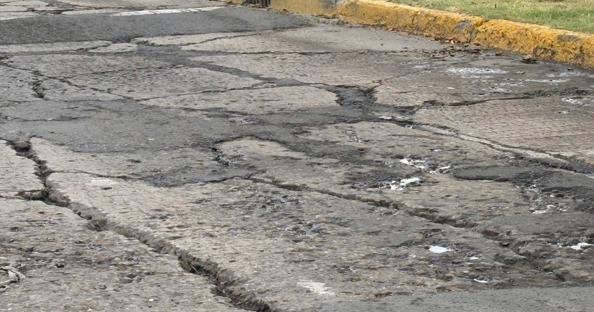 Entre baches y grietas, así luce el bulevar Carranza en León