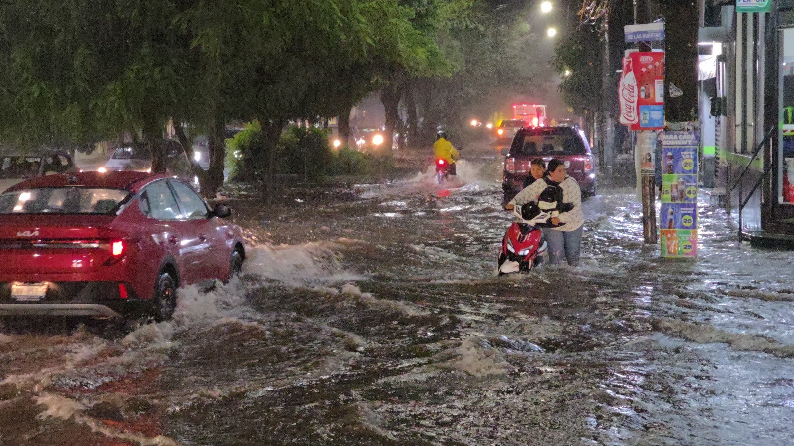 Intensa tormenta provoca inundaciones y deja vehículos varados en el norponiente de Celaya