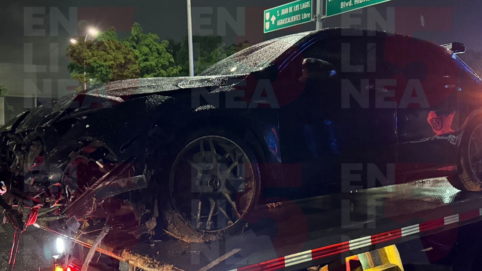 Un motociclista resultó gravemente lesionado durante la madrugada de este miércoles, luego de ser impactado por el conductor de un automóvil Mercedes-Benz sobre el bulevar José María Morelos, a la altura de Amberes Residencial. El accidente ocurrió alrededor de las 5:30 de la mañana, cuando, de acuerdo con los primeros reportes, el conductor del vehículo, de color negro, habría impactado al motociclista. Tras el fuerte choque, el Mercedes-Benz terminó estrellándose contra un poste de alumbrado público. La mecánica del accidente provocó que el motociclista sufriera lesiones de gravedad, por lo que recibió atención por parte de los cuerpos de emergencia y posteriormente fue trasladado a la Clínica T-58, donde quedó bajo atención médica. Al sitio acudieron elementos de Policía Vial, Bomberos y Protección Civil, quienes trabajaron en la atención del lesionado y en el resguardo de la zona para evitar otro accidente. Sin embargo, mientras los cuerpos de emergencia atendían la situación, el conductor del Mercedes-Benz presuntamente huyó del lugar, dejando abandonado el vehículo. La unidad quedó bajo resguardo de las autoridades, quienes realizaron las diligencias correspondientes para establecer cómo ocurrió el percance y tratar de localizar al responsable que escapó tras el accidente. Un motociclista resultó gravemente lesionado durante la madrugada de este miércoles, luego de ser impactado por el conductor de un automóvil Mercedes-Benz sobre el bulevar José María Morelos, a la altura de Amberes Residencial. El accidente ocurrió alrededor de las 5:30 de la mañana, cuando, de acuerdo con los primeros reportes, el conductor del vehículo, de color negro, habría impactado al motociclista. Tras el fuerte choque, el Mercedes-Benz terminó estrellándose contra un poste de alumbrado público. La mecánica del accidente provocó que el motociclista sufriera lesiones de gravedad, por lo que recibió atención por parte de los cuerpos de emergencia y posteriormente fue trasladado a la Clínica T-58, donde quedó bajo atención médica. Al sitio acudieron elementos de Policía Vial, Bomberos y Protección Civil, quienes trabajaron en la atención del lesionado y en el resguardo de la zona para evitar otro accidente. Sin embargo, mientras los cuerpos de emergencia atendían la situación, el conductor del Mercedes-Benz presuntamente huyó del lugar, dejando abandonado el vehículo. La unidad quedó bajo resguardo de las autoridades, quienes realizaron las diligencias correspondientes para establecer cómo ocurrió el percance y tratar de localizar al responsable que escapó tras el accidente.