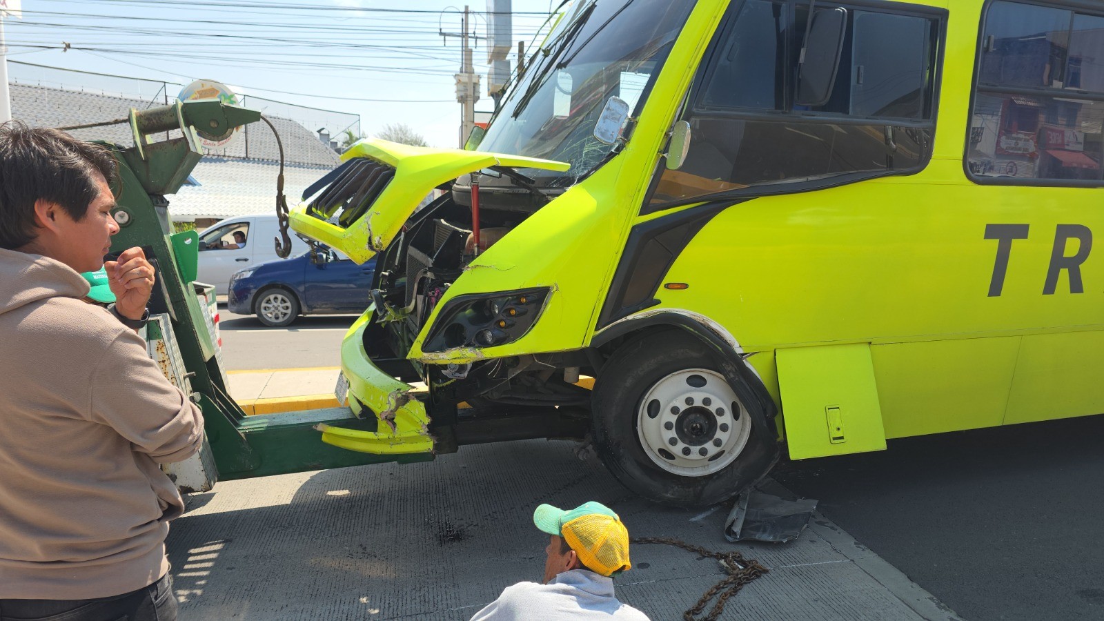 Chofer de transporte de personal sufre paro cardíaco y choca contra muro en avenida Tecnológico