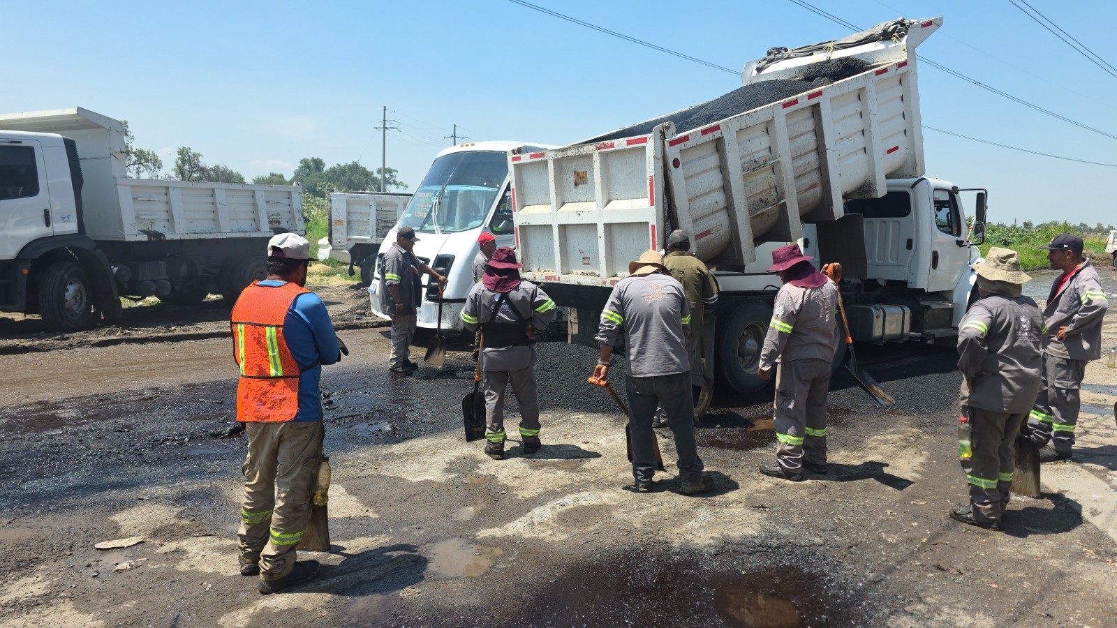 Atienden reclamo vecinal y arrancan bacheo en Las Torres en Celaya