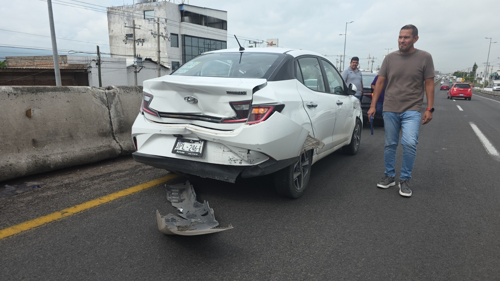 Carambola de cuatro autos causa caos en la Panamericana en Celaya