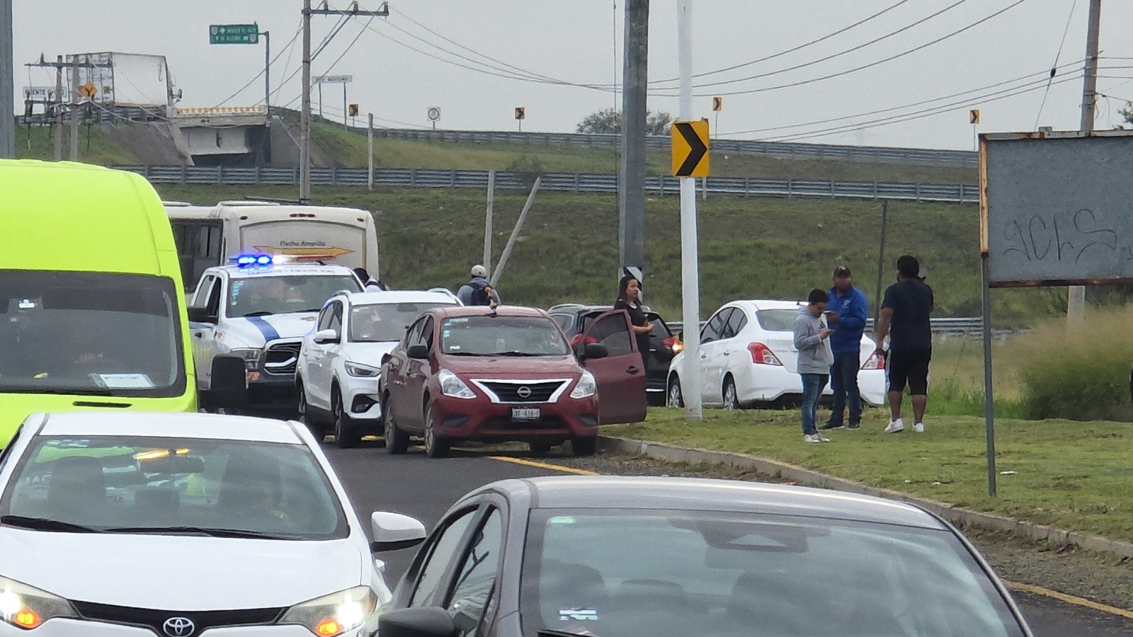 Camión de pasajeros arrolla a adulto mayor en la Panamericana; termina en el hospital