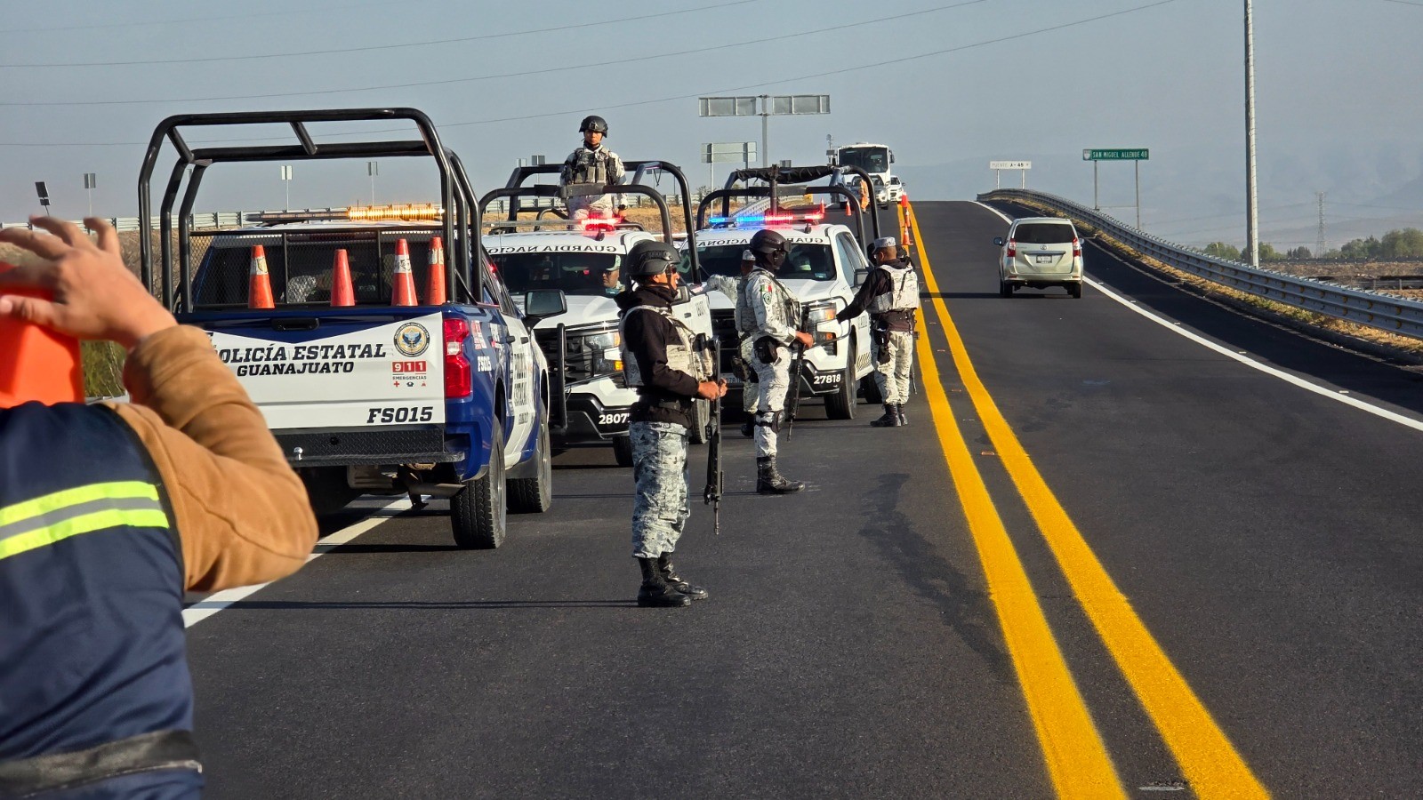 Volcadura de tráiler provoca caos vial en la autopista Querétaro-Salamanca en Celaya