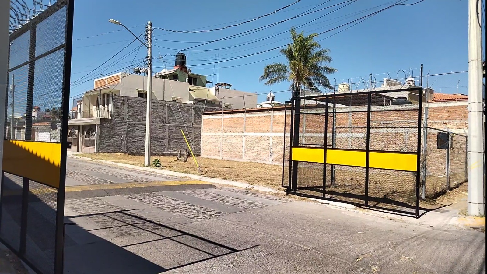 Van contra las rejas en calles de Celaya; buscan eliminar permisos
