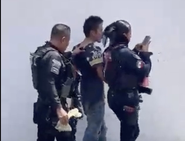 Vecinos atrapan a presunto ladrón tras intentar escapar por las azoteas en Fovissste