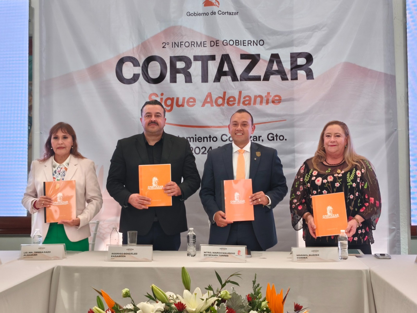 Rinde Mauricio Estefanía segundo informe; síndica y regidor se ausentan