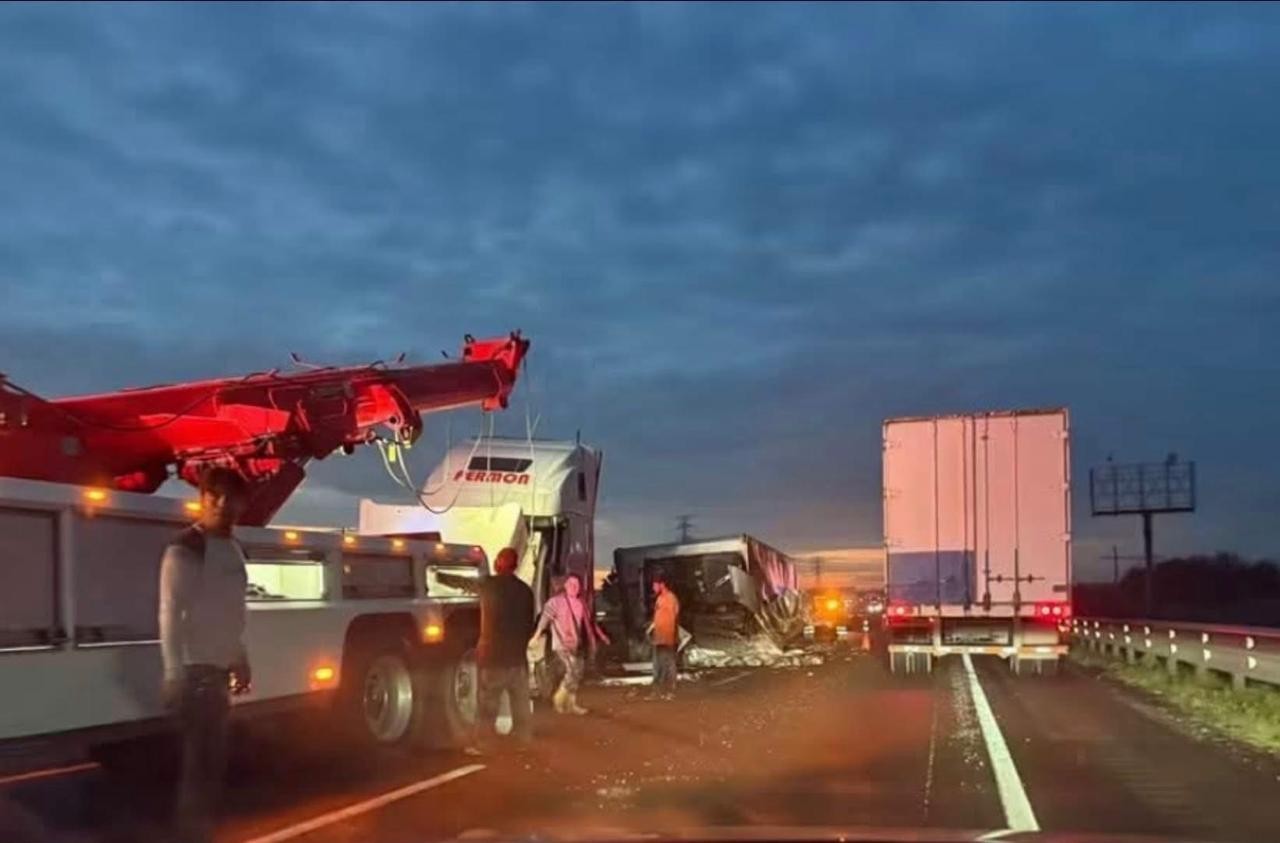 Volcadura de tráiler provoca caos vial en la Celaya-Apaseo el Alto