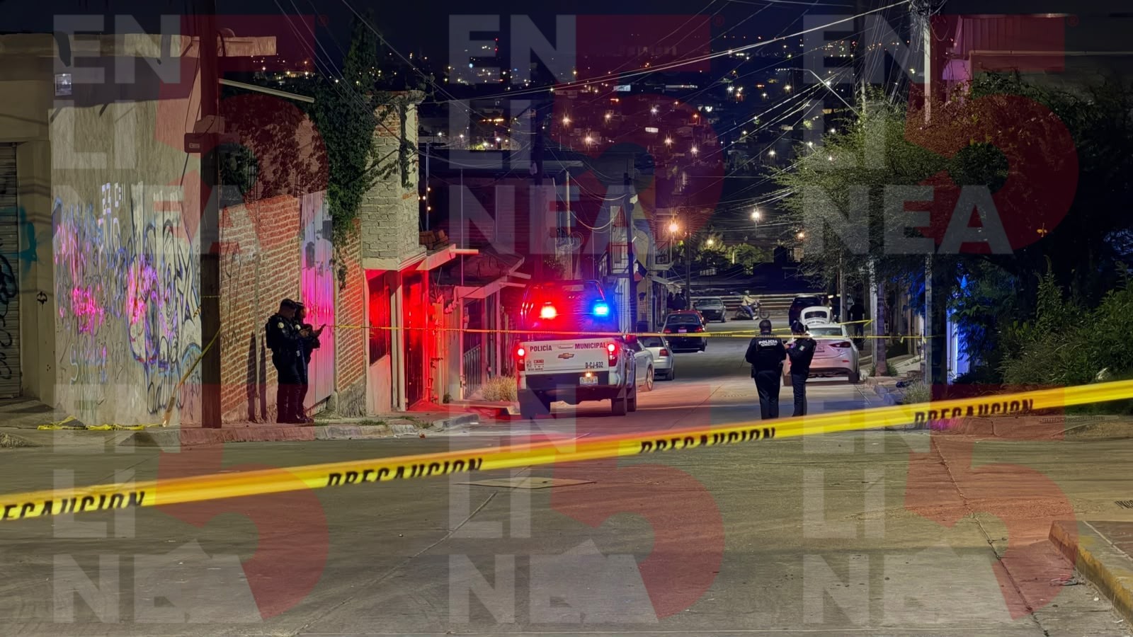 Un hombre que habría sido privado de la libertad logró escapar y proporcionó a policías la ubicación de una bodega en Cerrito de Jerez. En el inmueble fueron localizados otros tres hombres: uno sin vida y dos lesionados. Las primeras declaraciones apuntan a posibles exigencias de cobro de piso, aunque la investigación sigue abierta.