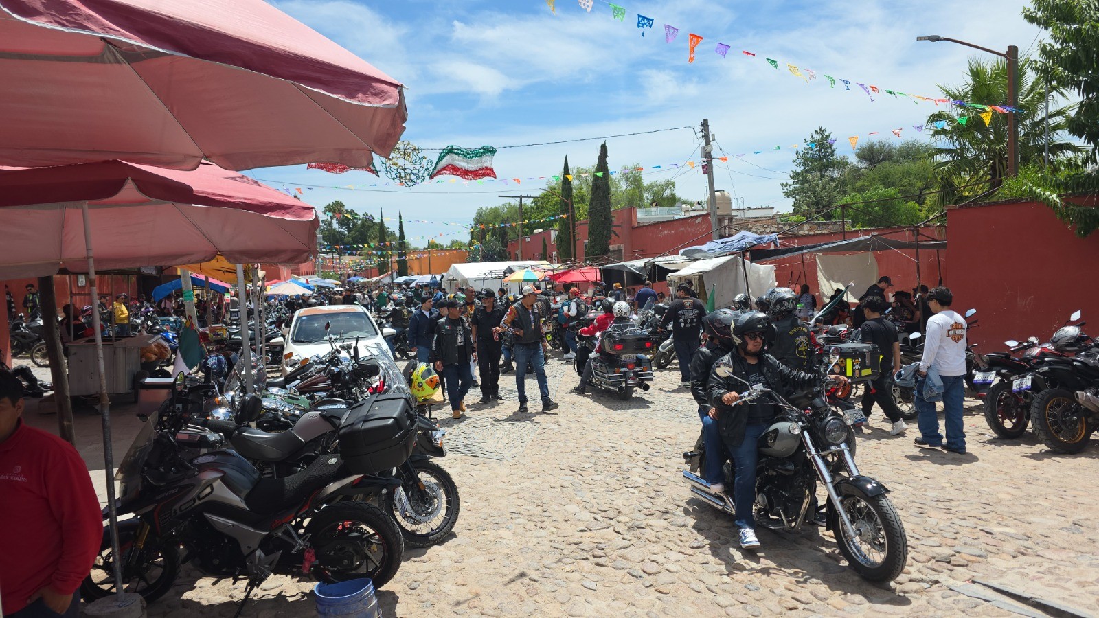 Más de mil motociclistas celebran la Independencia sobre ruedas