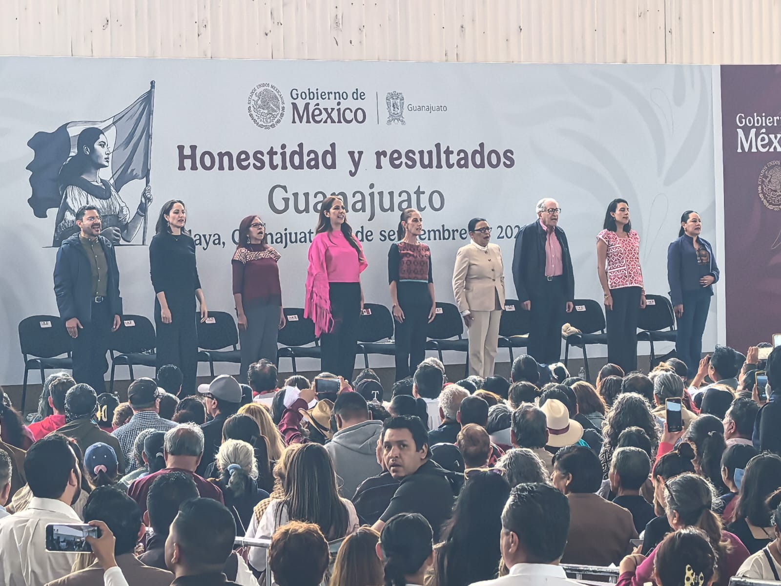 Entre porras, empujones y fallas de audio, Sheinbaum rinde informe en Celaya