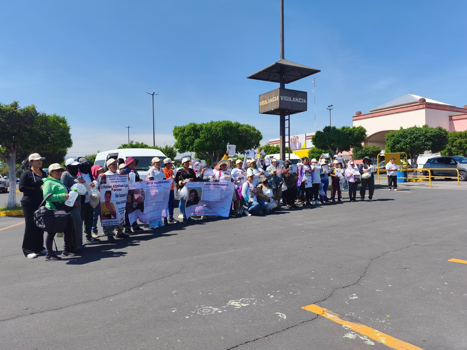 Madres buscadoras realizan jornada masiva de pega de fichas en Celaya