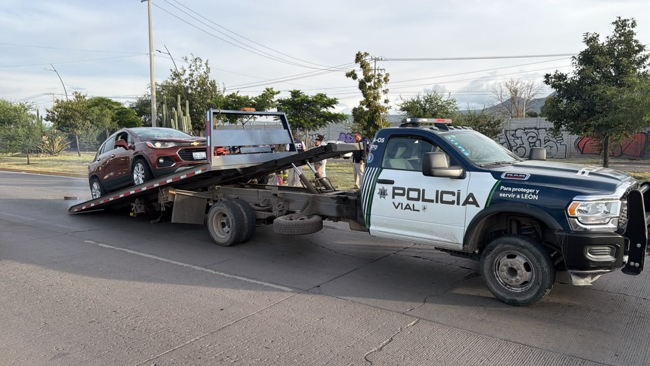 Choque múltiple termina en volcadura y provoca caos vial en el bulevar Juan Alonso de Torres Choque múltiple termina en volcadura y provoca caos vial en el bulevar Juan Alonso de Torres