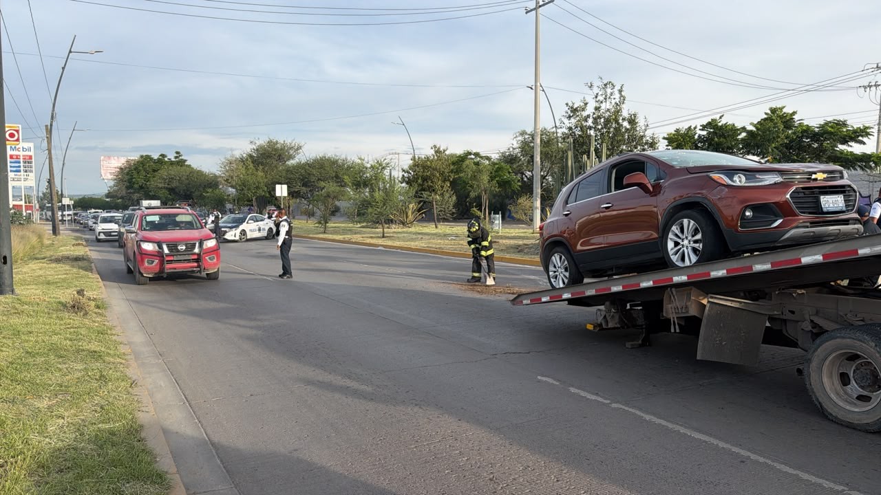 Choque múltiple termina en volcadura y provoca caos vial en León