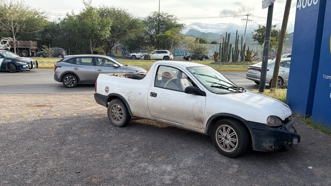 Choque múltiple termina en volcadura y provoca caos vial en el bulevar Juan Alonso de Torres Choque múltiple termina en volcadura y provoca caos vial en el bulevar Juan Alonso de Torres