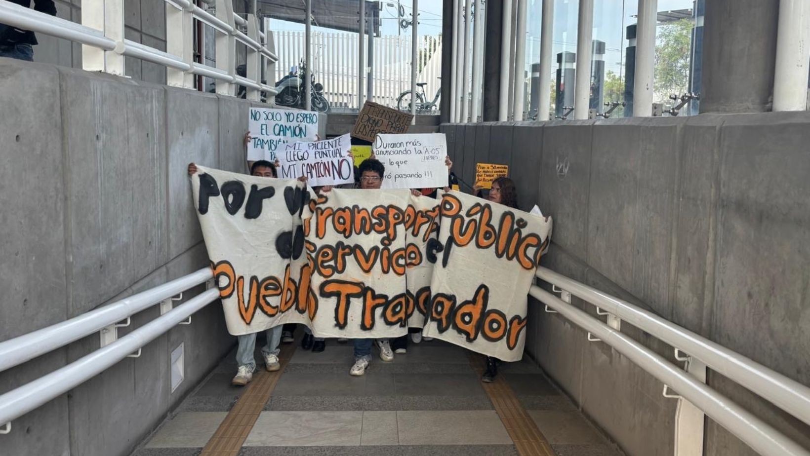 Estudiantes de ENES UNAM mantienen demandas por transporte