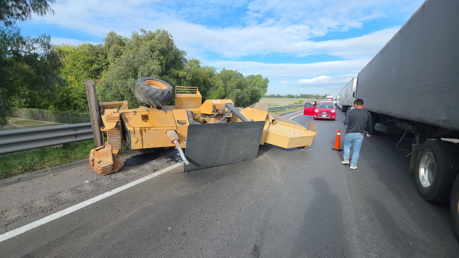 Aparatoso choque en la Salamanca-Querétaro provoca caos vial