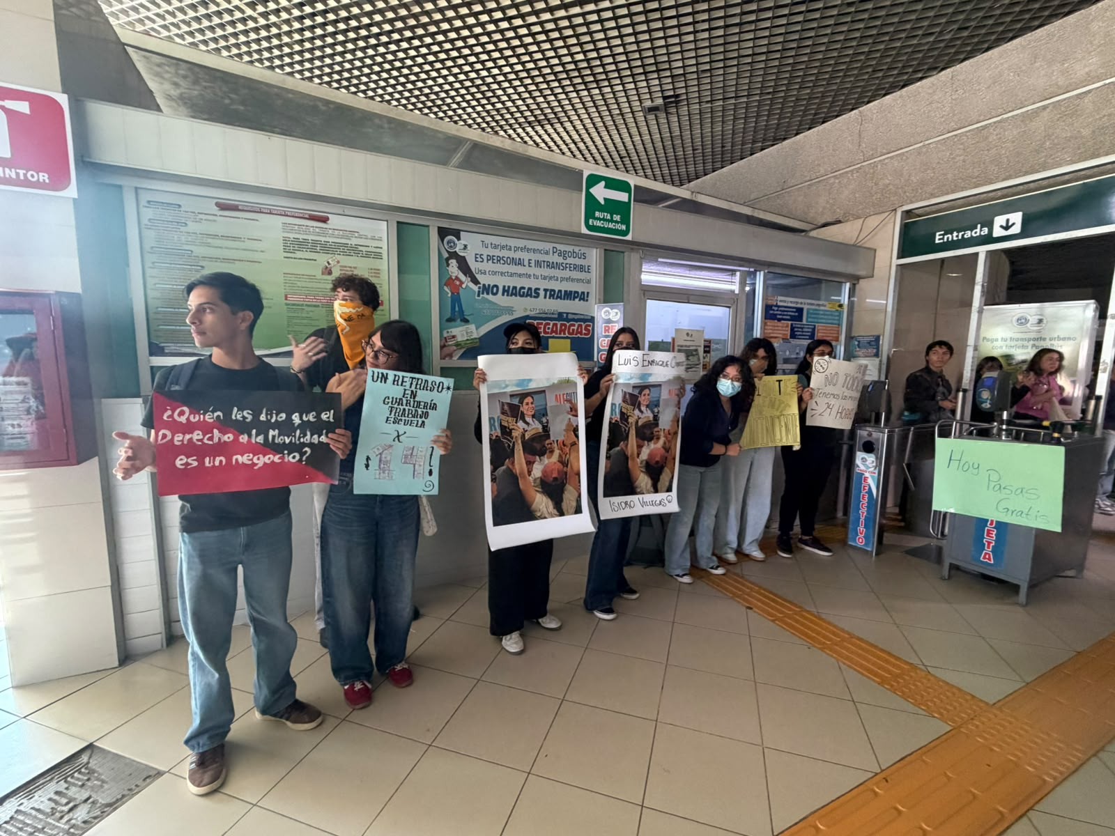 Hora y media para que pase el camión: estudiantes vuelven a protestar en León