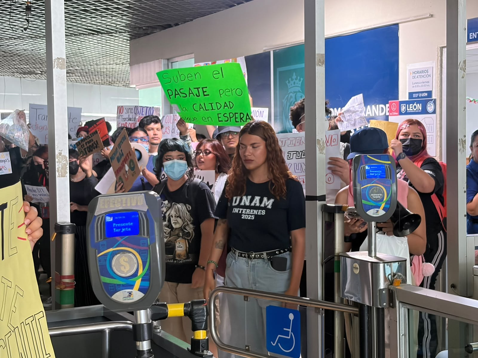 Estudiantes protestan por tiempos de espera en rutas del transporte público de León