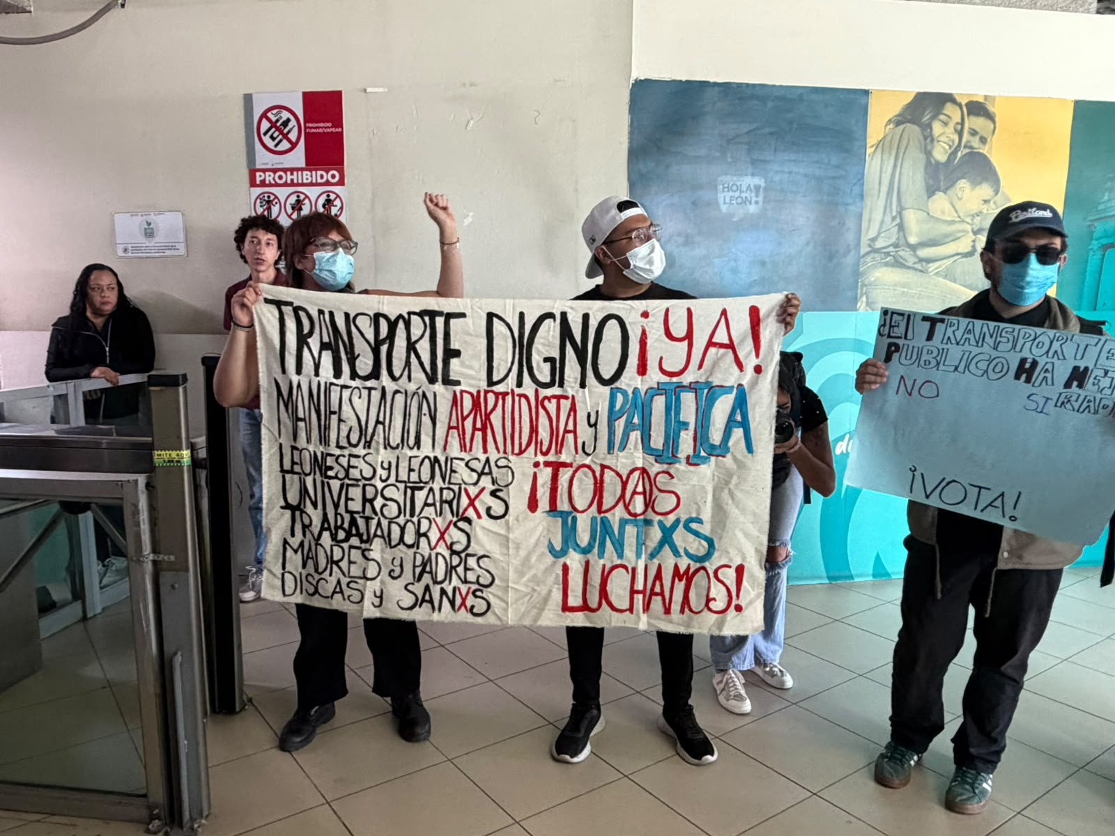 Estudiantes protestan por tiempos de espera en rutas del transporte público de León