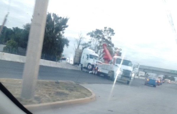 Tráiler choca contra muro de contención y provoca caos vial en la Apaseo-Celaya