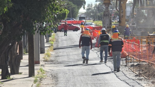 Cierran Mariano Abasolo por obras del tren de pasajeros en Celaya