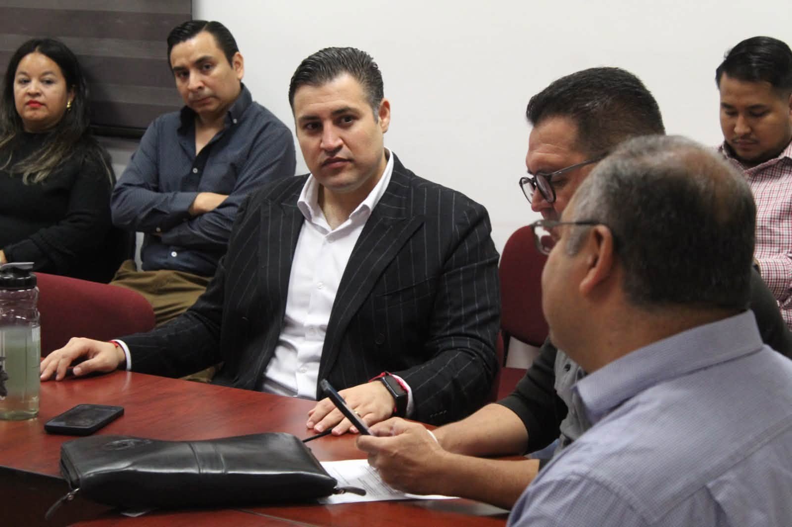 Regidor denuncia cobros indebidos de ISR a empleados municipales de Celaya