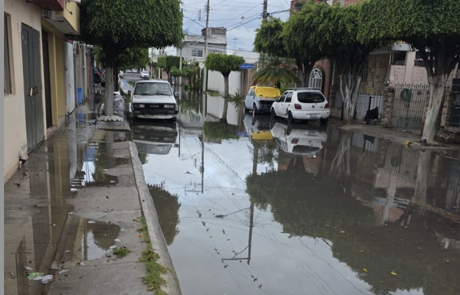 Accidente y fallas en semáforos complican tráfico tras lluvia en Celaya