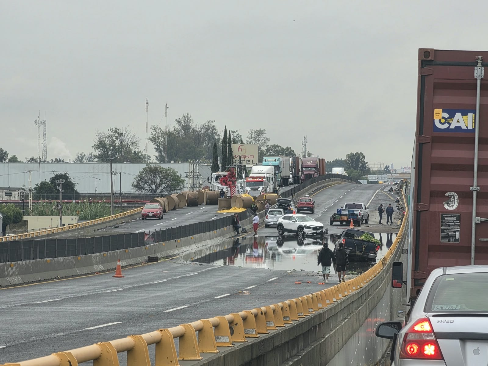 Colapsa la Panamericana Celaya-Villagrán tras dos accidentes en el puente de Tinajitas