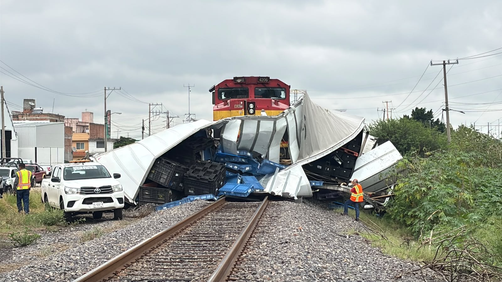 Conductor de tráiler sobrevive tras ser embestido por el tren en Celaya