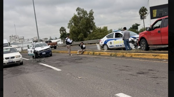 Chocan dos patrullas de Tránsito en Constituyentes de Celaya; una brinca camellón y embiste camioneta