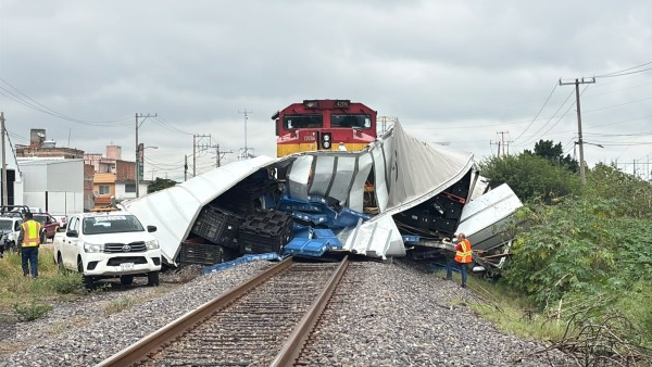 Conductor de tráiler sobrevive tras ser embestido por el tren en Celaya
