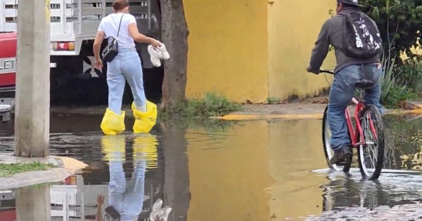 Fuerte lluvia deja bajo el agua a Villas Reales en Celaya