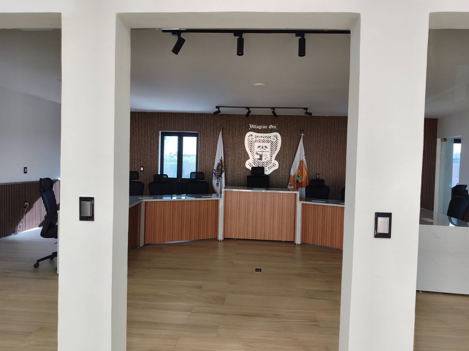 Renuevan salón de Cabildos de Villagrán con puertas de cristal para mayor transparencia