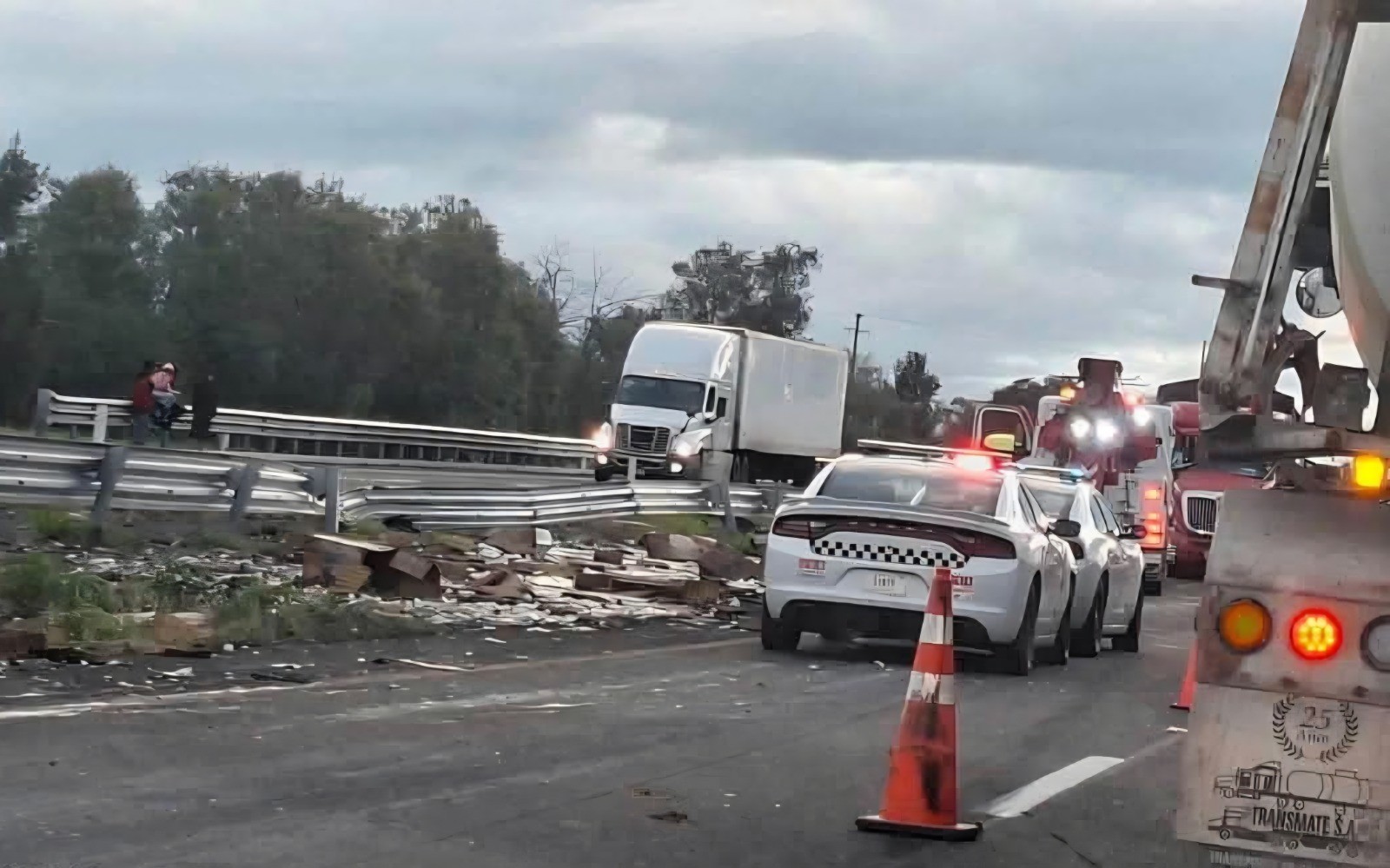 Vuelca tráiler en la autopista a Querétaro y provoca tráfico en Los Olivos