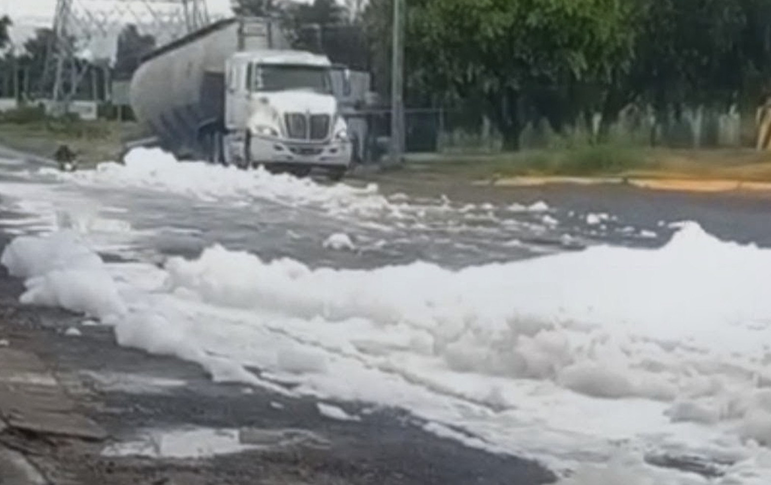 Descartan riesgo tóxico por espuma en drenaje de Celaya; investigan posible descarga irregular