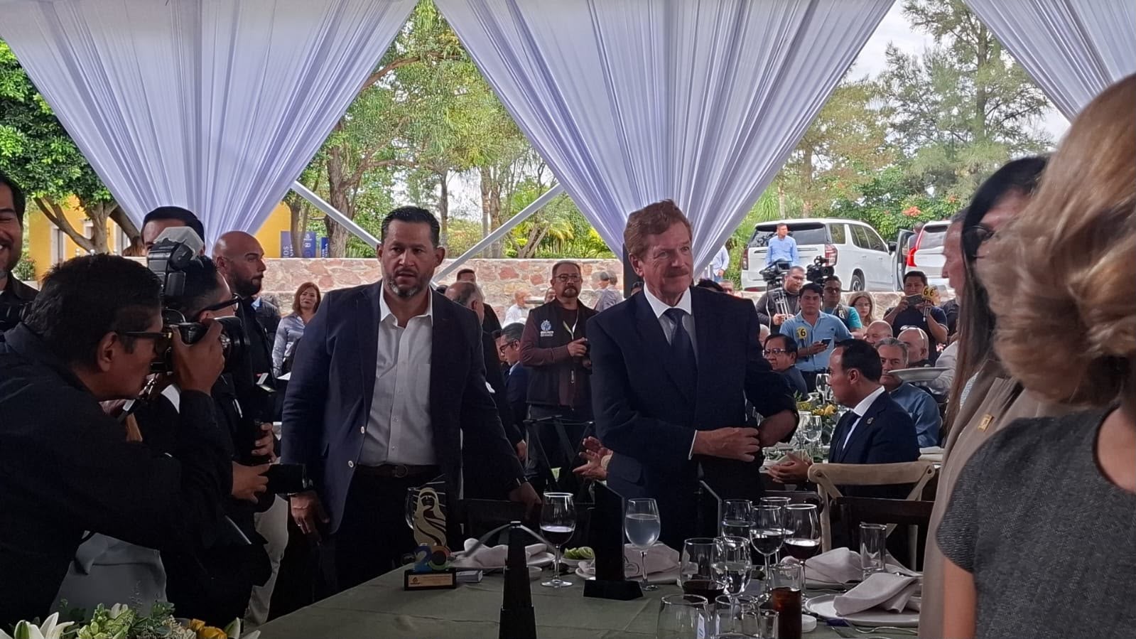 Reaparece Diego Sinhue en aniversario de Puerto Interior y evita hablar de señalamientos