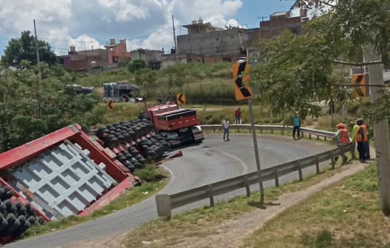 Continúan maniobras para retirar transformador y persisten afectaciones en la curva de Santa Teresa