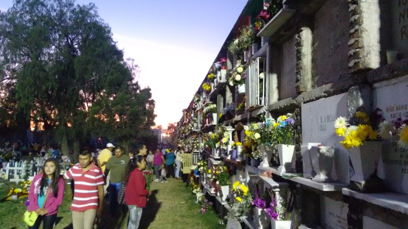 Preparan panteones de Cortazar para visitas por Día de Muertos