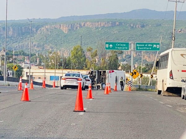 Vuelca camión de transporte de personal en la carretera Querétaro-Celaya