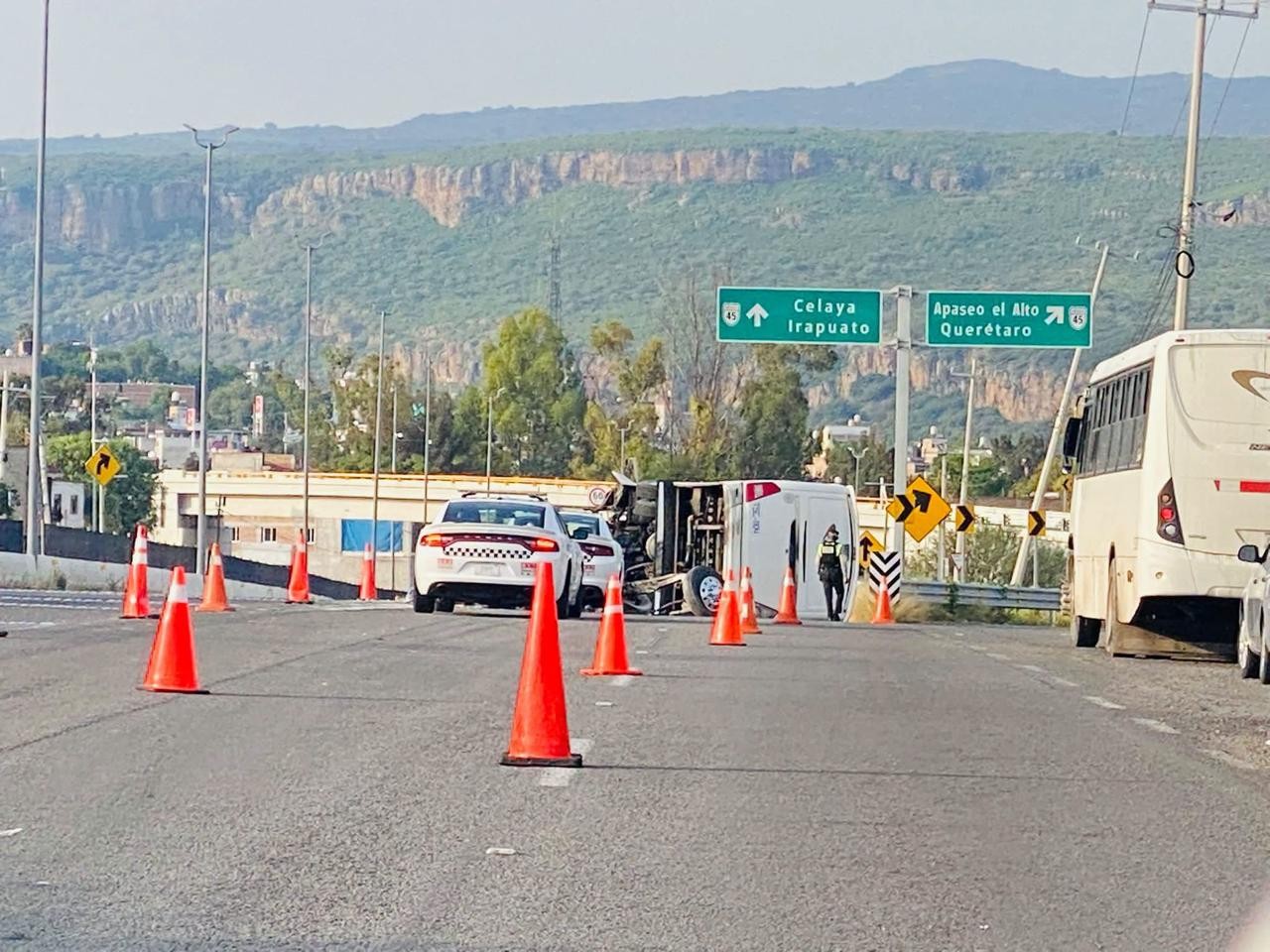 Vuelca camión de transporte de personal en la carretera Querétaro-Celaya