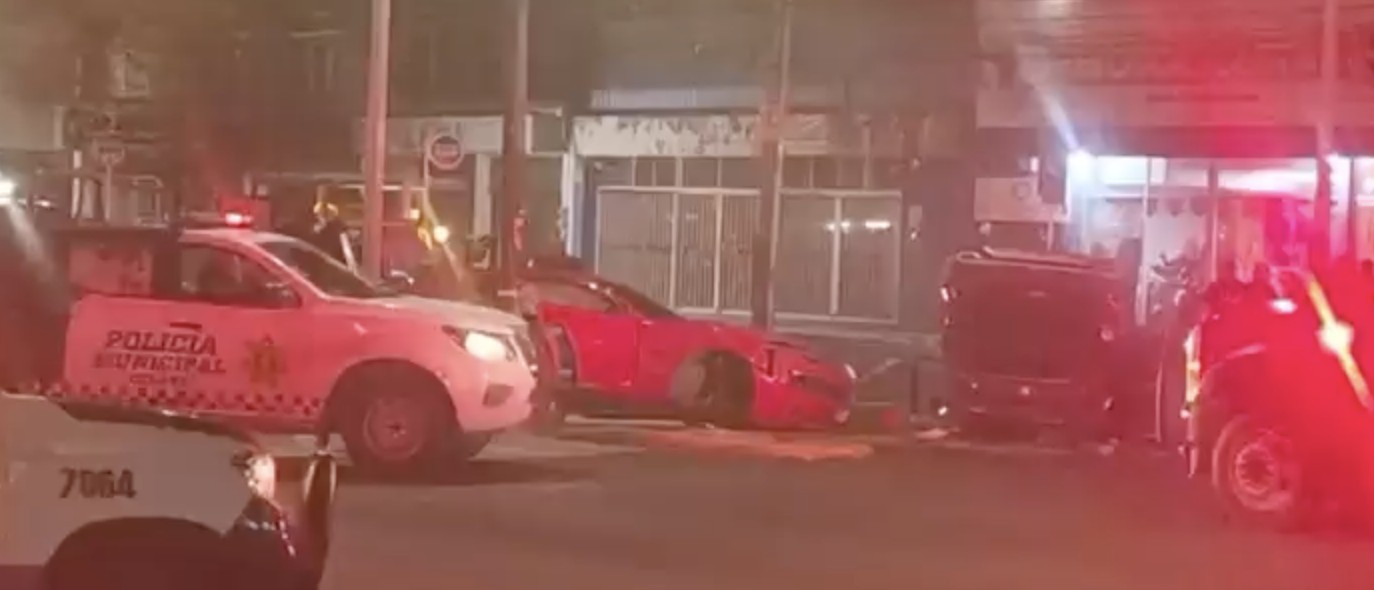 Fuerte choque en el centro de Celaya deja dos lesionados y daños a infraestructura municipal