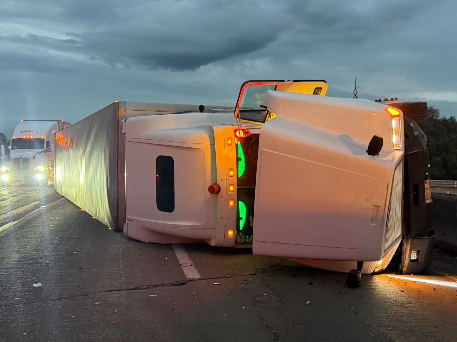 Vuelca tráiler en la León-Irapuato; derrame de aceite pone en alerta a automovilistas