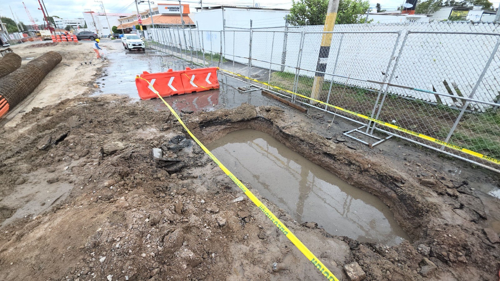 Colapsa drenaje y provoca socavón de casi cinco metros en Celaya